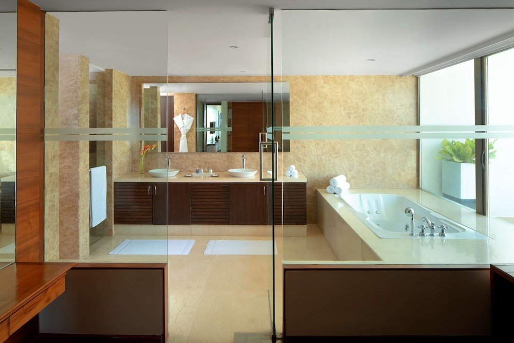 Radisson Blu Plaza Hotel Hyderabad Banjara Hills 9/73