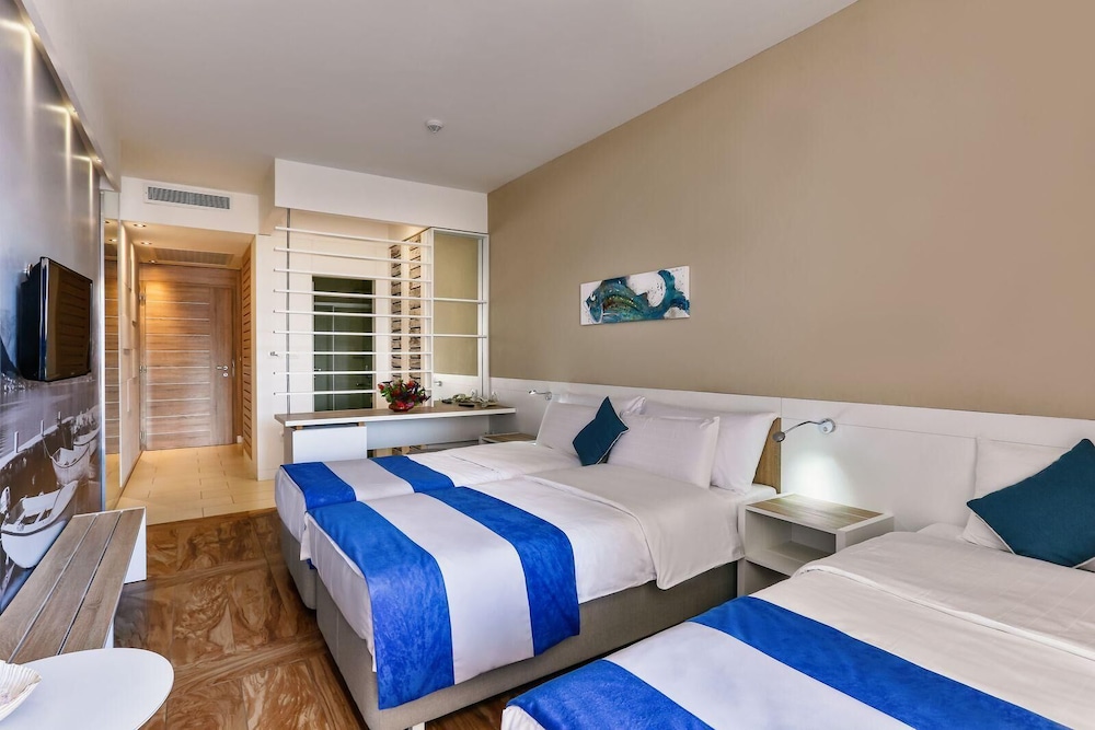 Carine Hotel Delfin 10/40