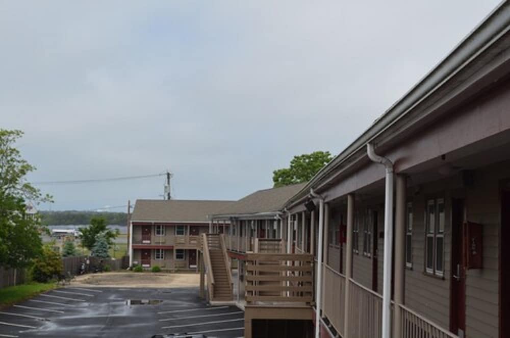 Hyannis Host Inn 4/33