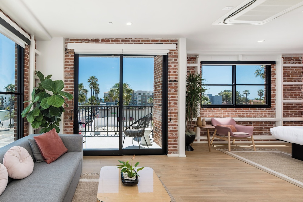 The Brick Hotel 24/50