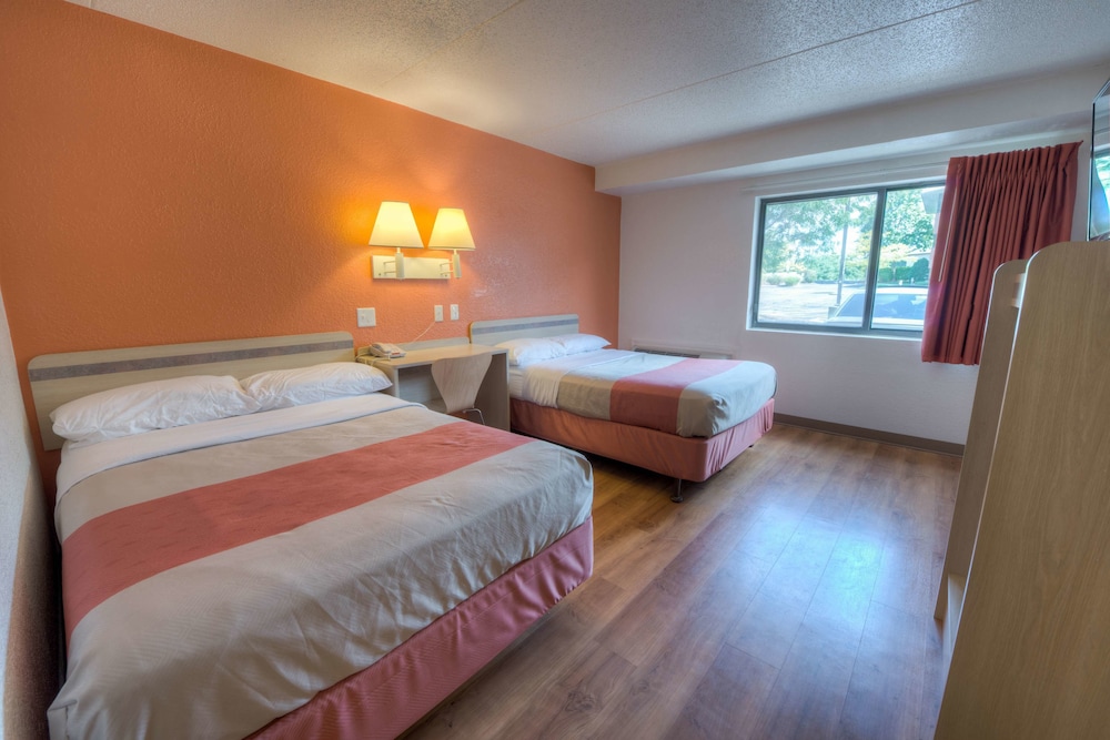 Motel6 Branford, CT - New Haven 34/58