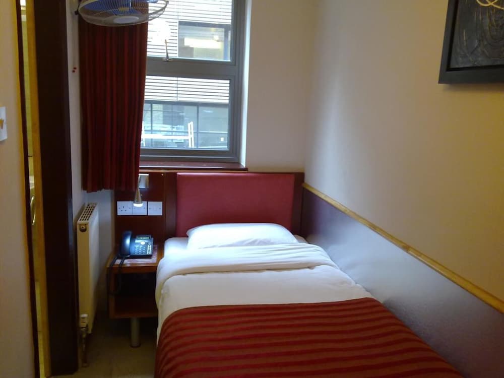 ROOM, SINGLE