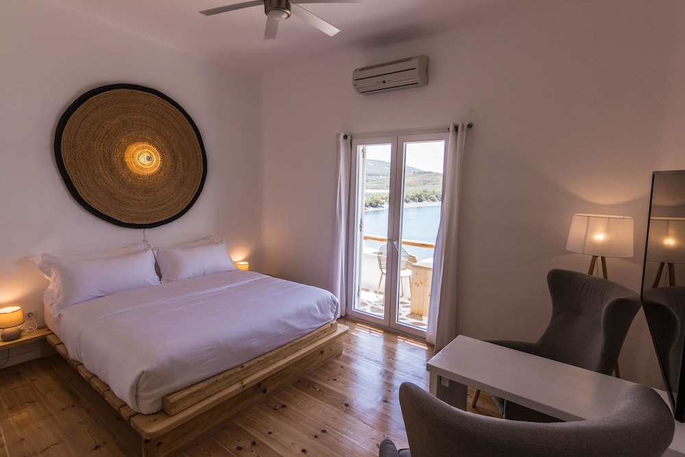 SALT SUITES & EXECUTIVE ROOMS 13/56