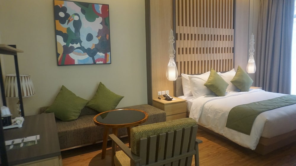 SUITE, KING BED