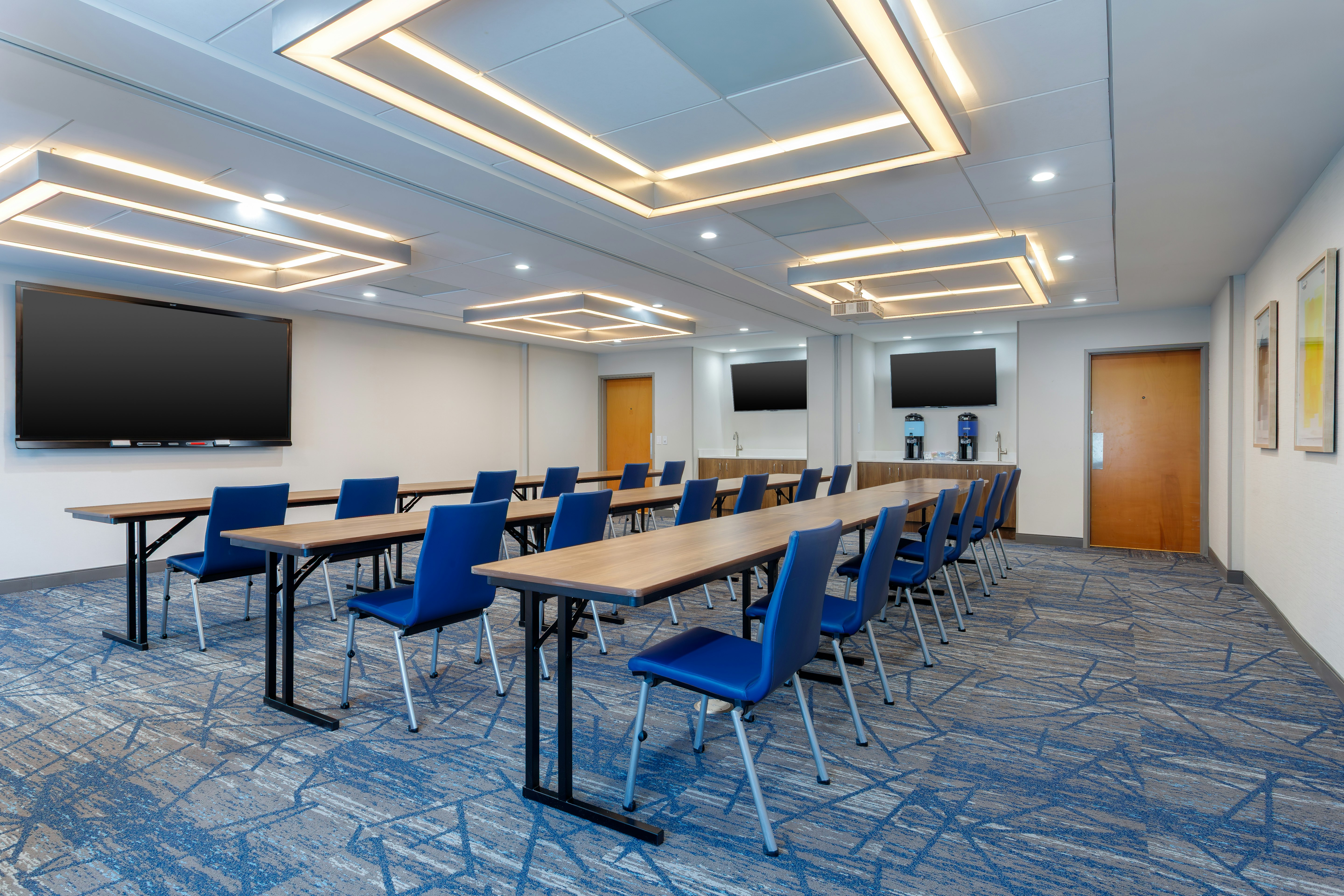 Holiday Inn Express Hotel And Suites Lancaster 63/72