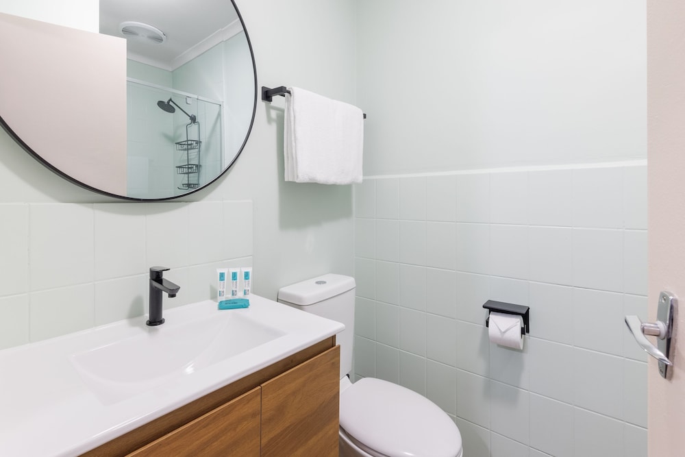 STANDARD, QUEEN BED, PRIVATE BATHROOM