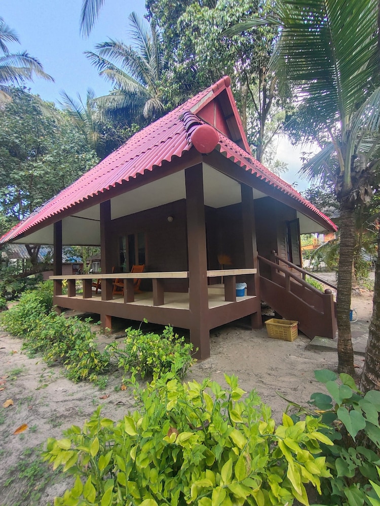 Phayam Coconut Beach Resort 5/50