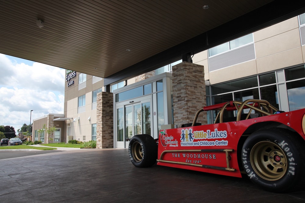 Holiday Inn Express Suites Oswego 24/48