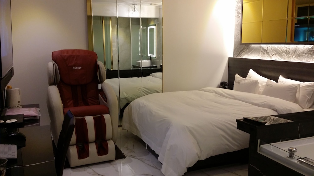Hotel Buti 7/43