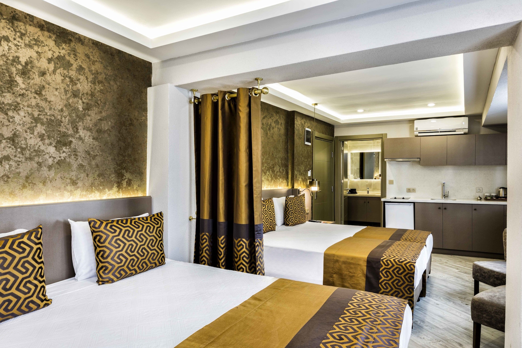 Open Plan, Family, Queen and Twin Beds