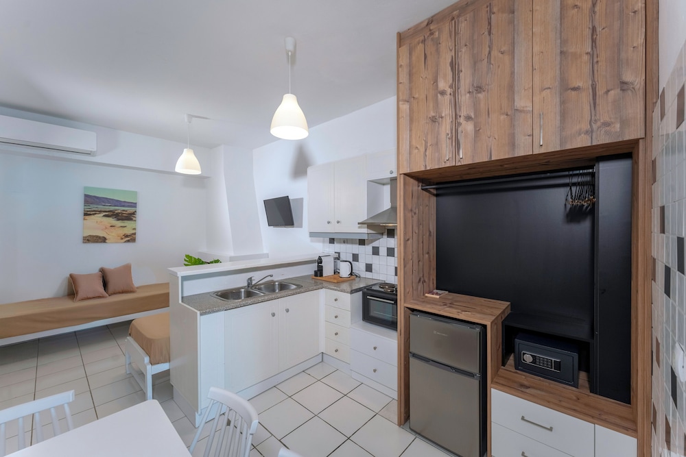 Almare Beach Hotel 50/50
