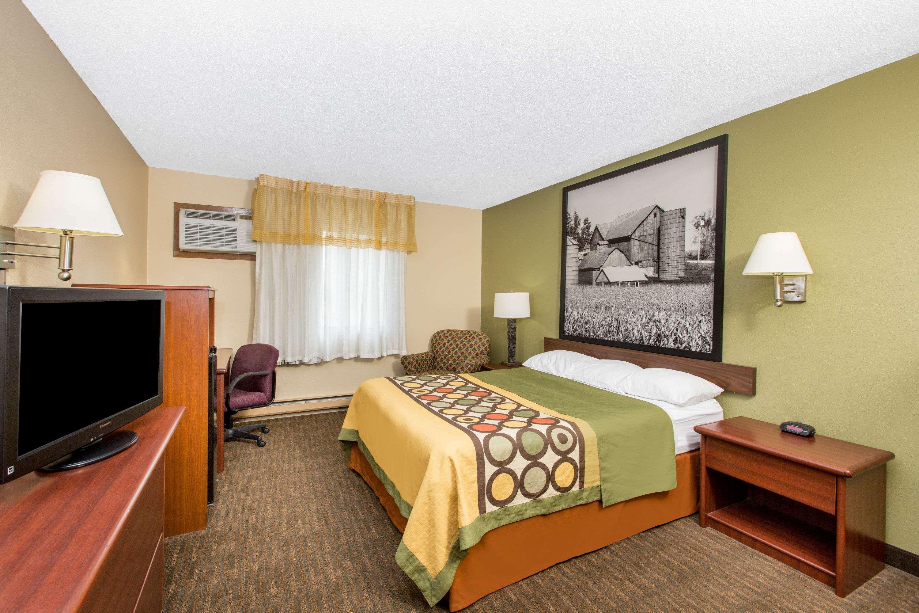 Super 8 By Wyndham Fairmont Mn 4/15