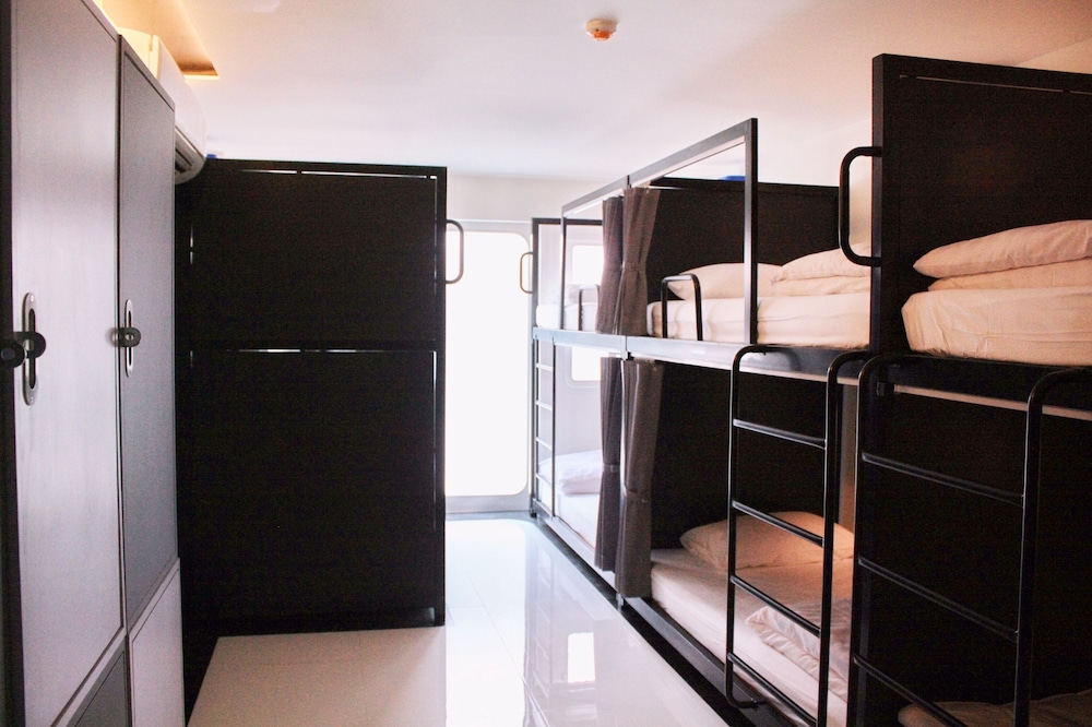 MIXED DORM, 8 BEDS, SHARED BATHROOM