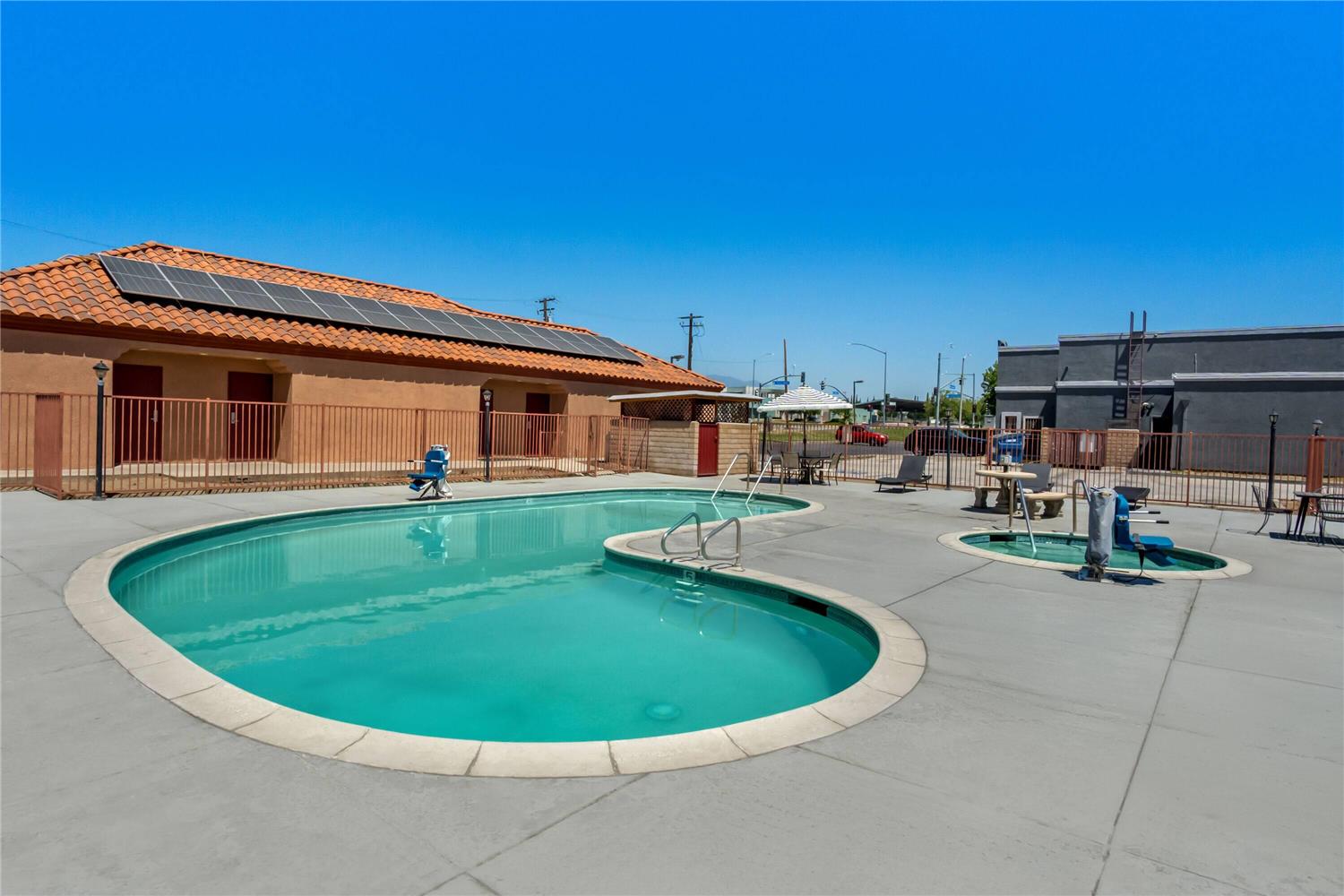 Days Inn by Wyndham Fontana / Rialto 30/34
