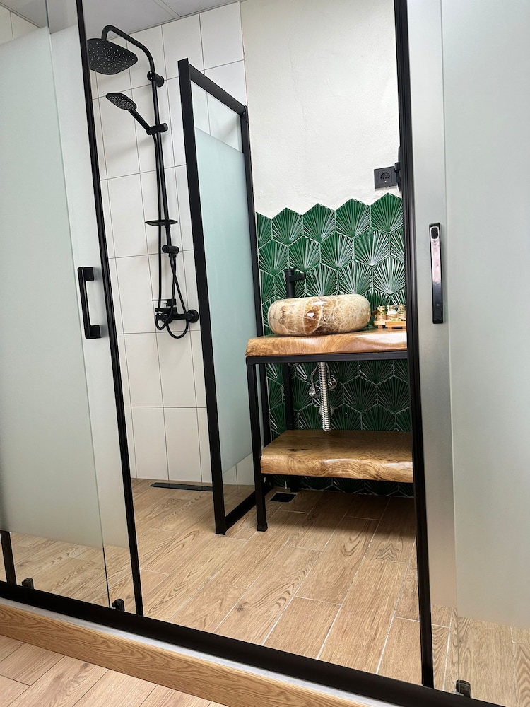 Kingway Suite 28/45