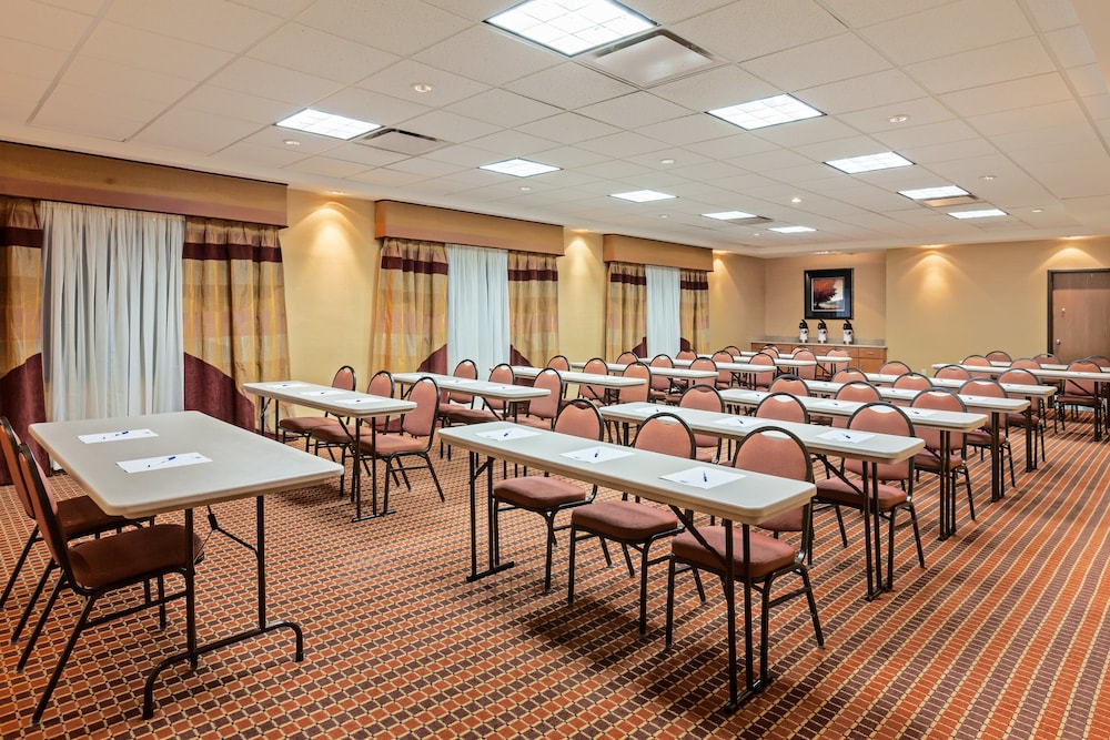 Holiday Inn Express Hotel And Suites Laredo Event Center Area 56/63