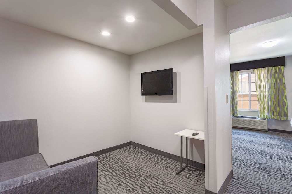 La Quinta Inn & Suites by Wyndham Knoxville North I-75 41/58