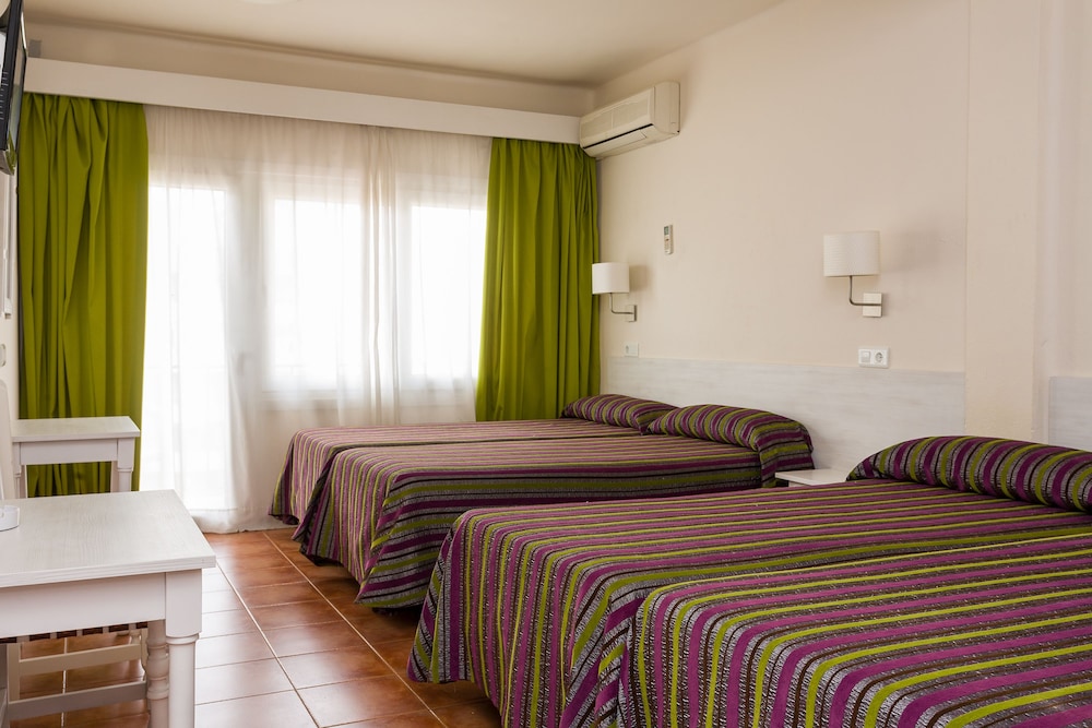 ROOM, QUADRUPLE