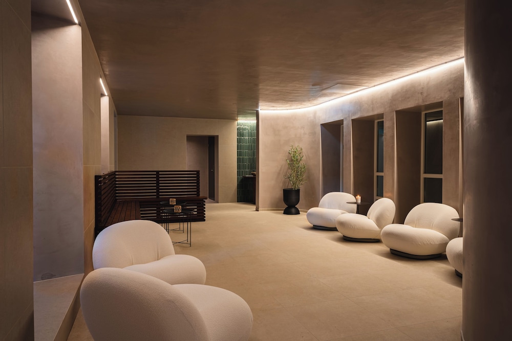 Enter St Elisabeth Suites 24/50