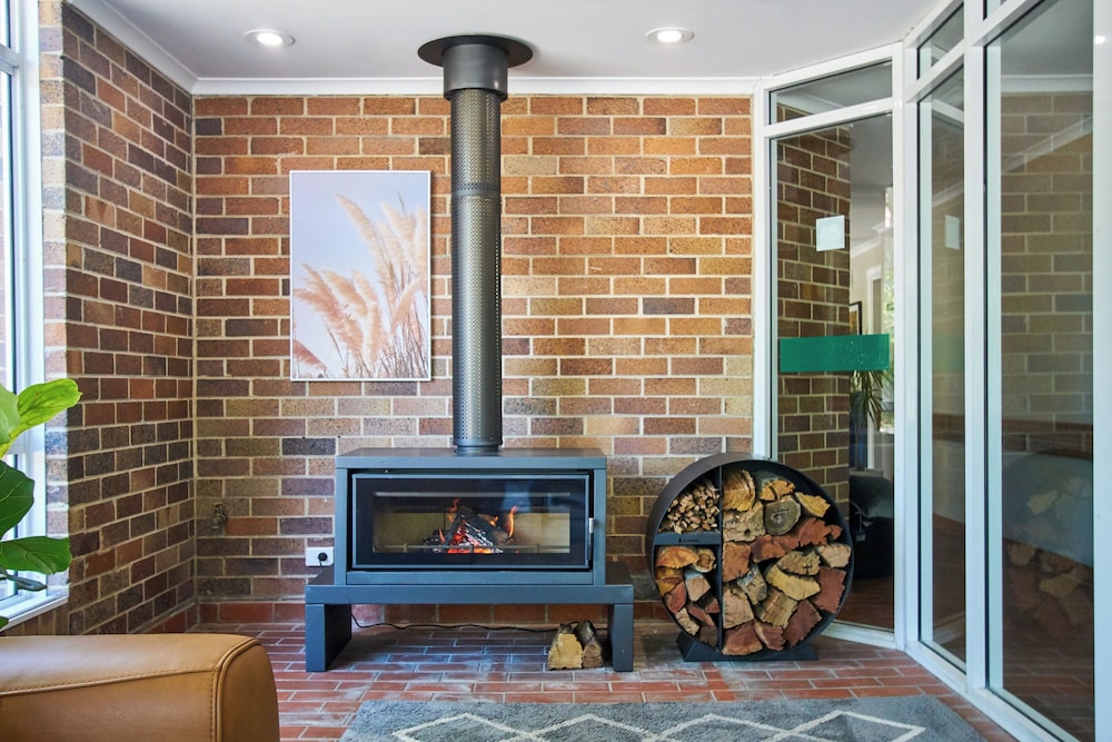 COUNTRY COMFORT ARMIDALE 10/63