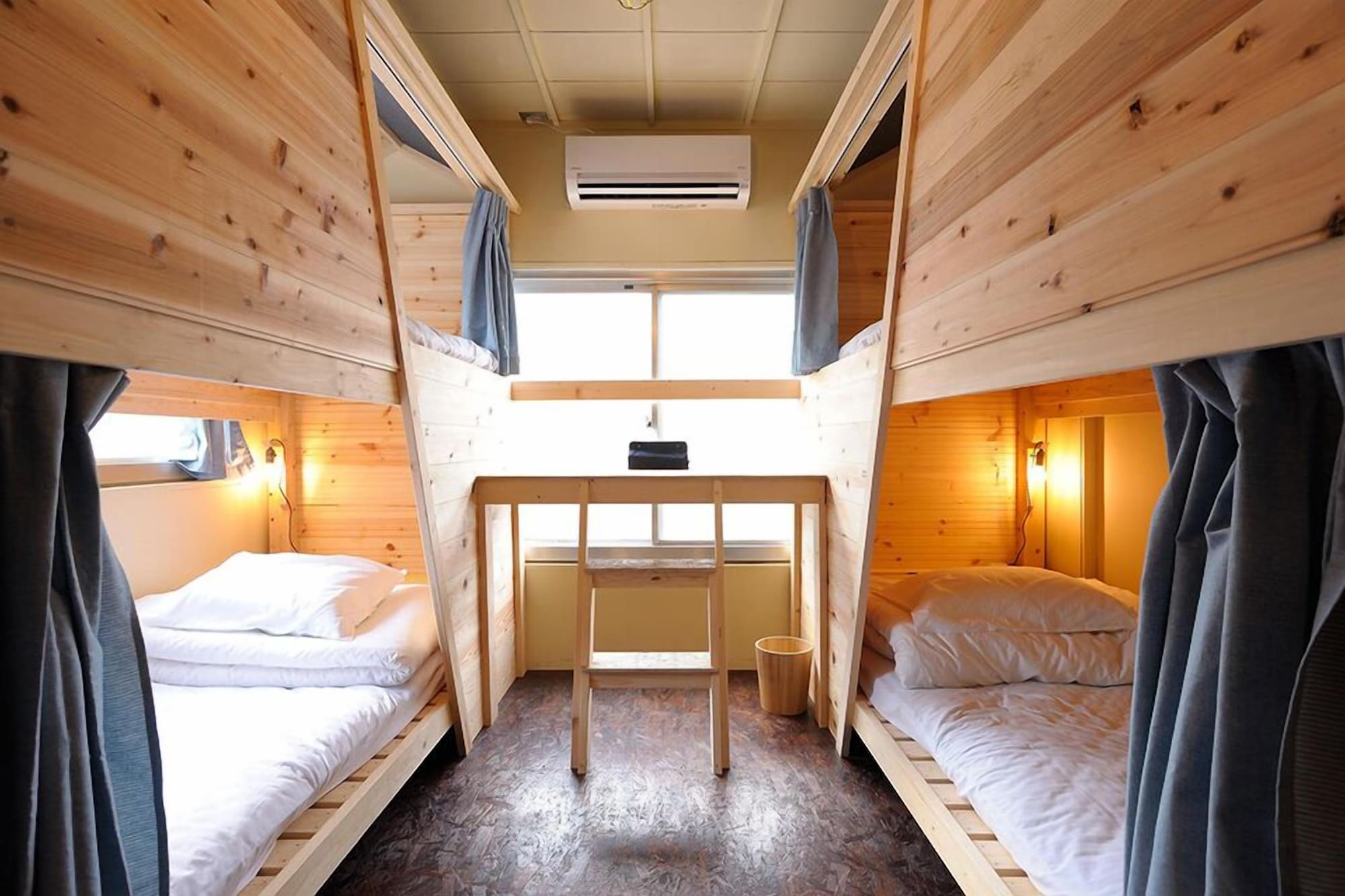 MIXED DORM, SHARED BATHROOM