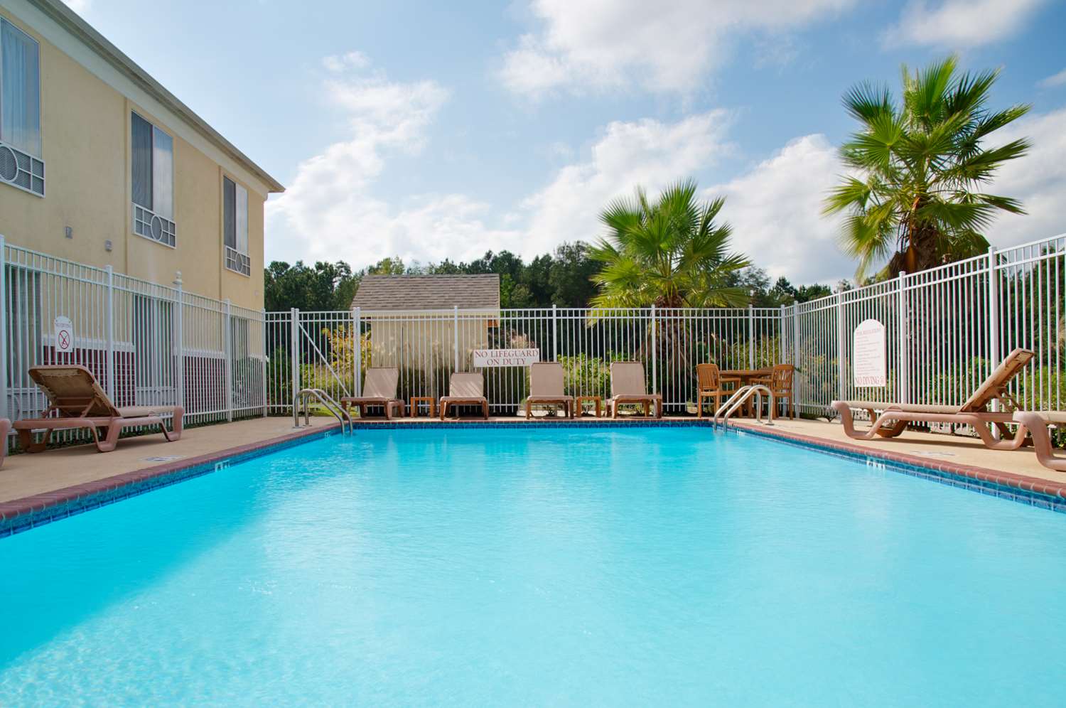 Express Inn Leesville Ft Johnson 18/18