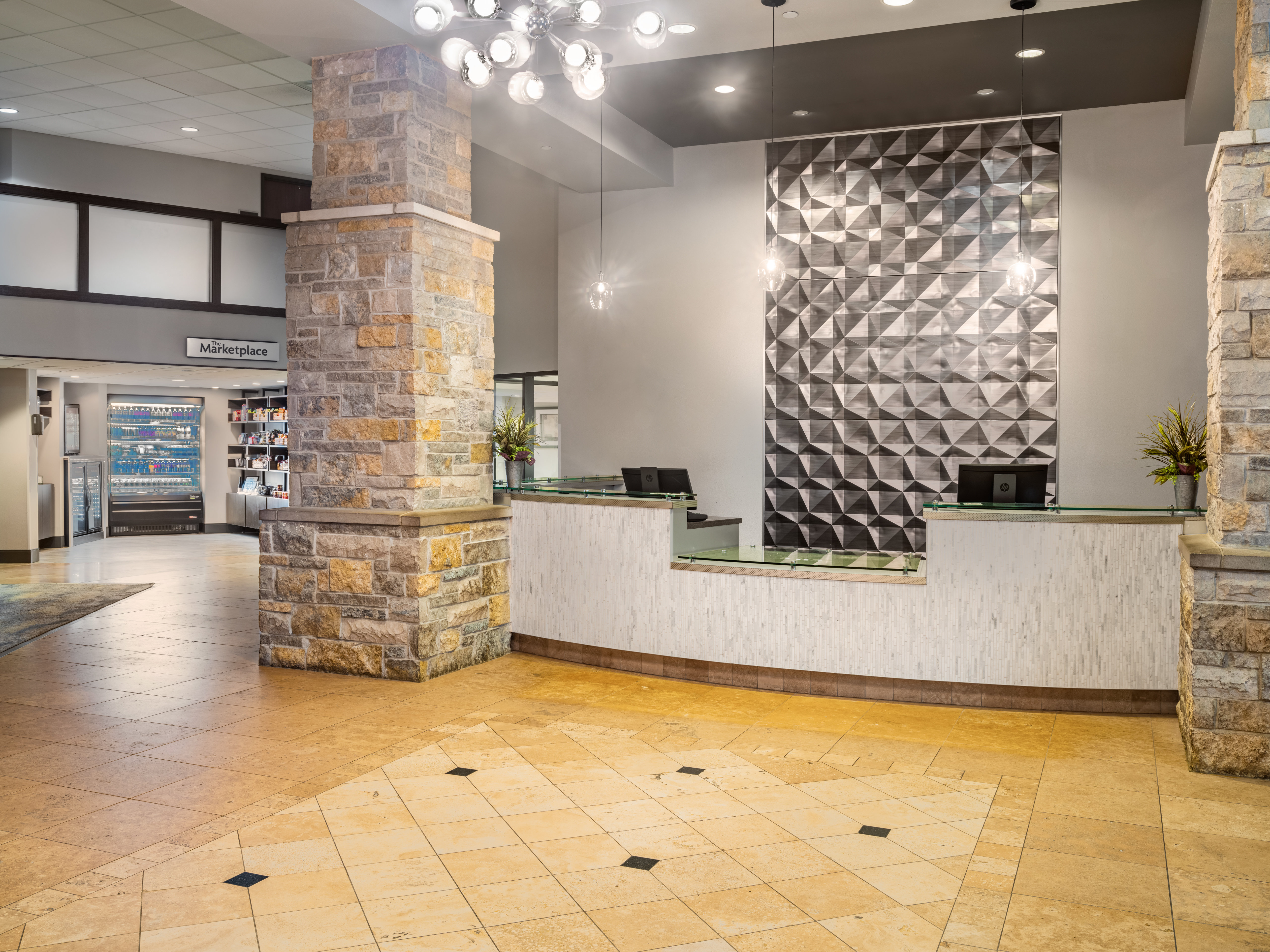 CROWNE PLAZA MILWAUKEE AIRPORT 9/81