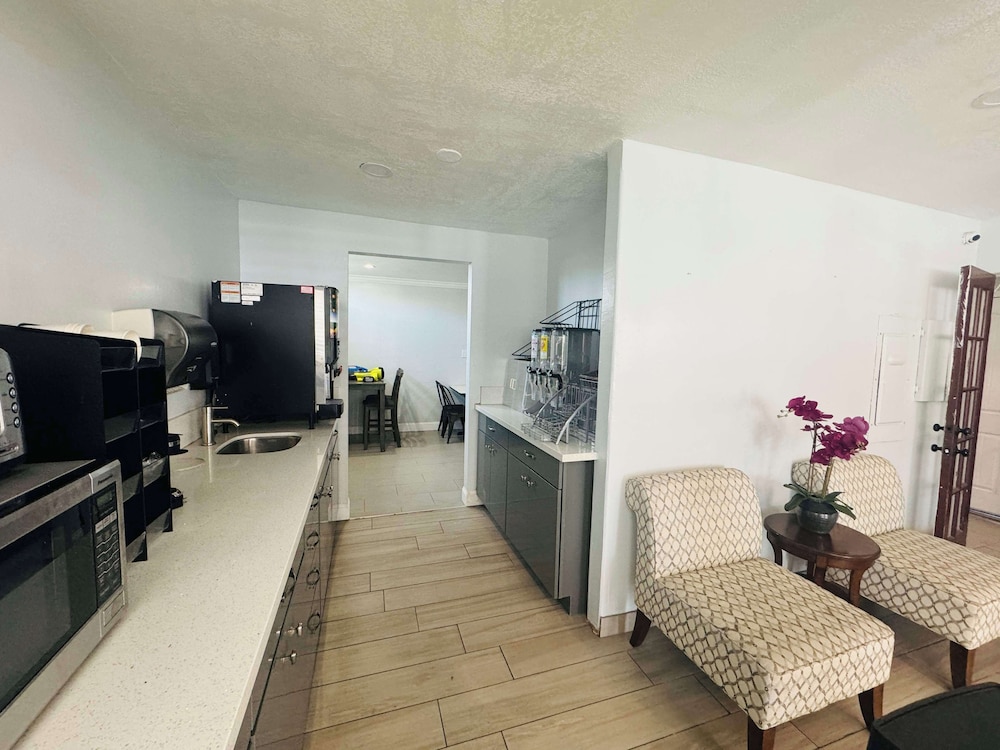 SureStay by Best Western Fresno Central 40/54