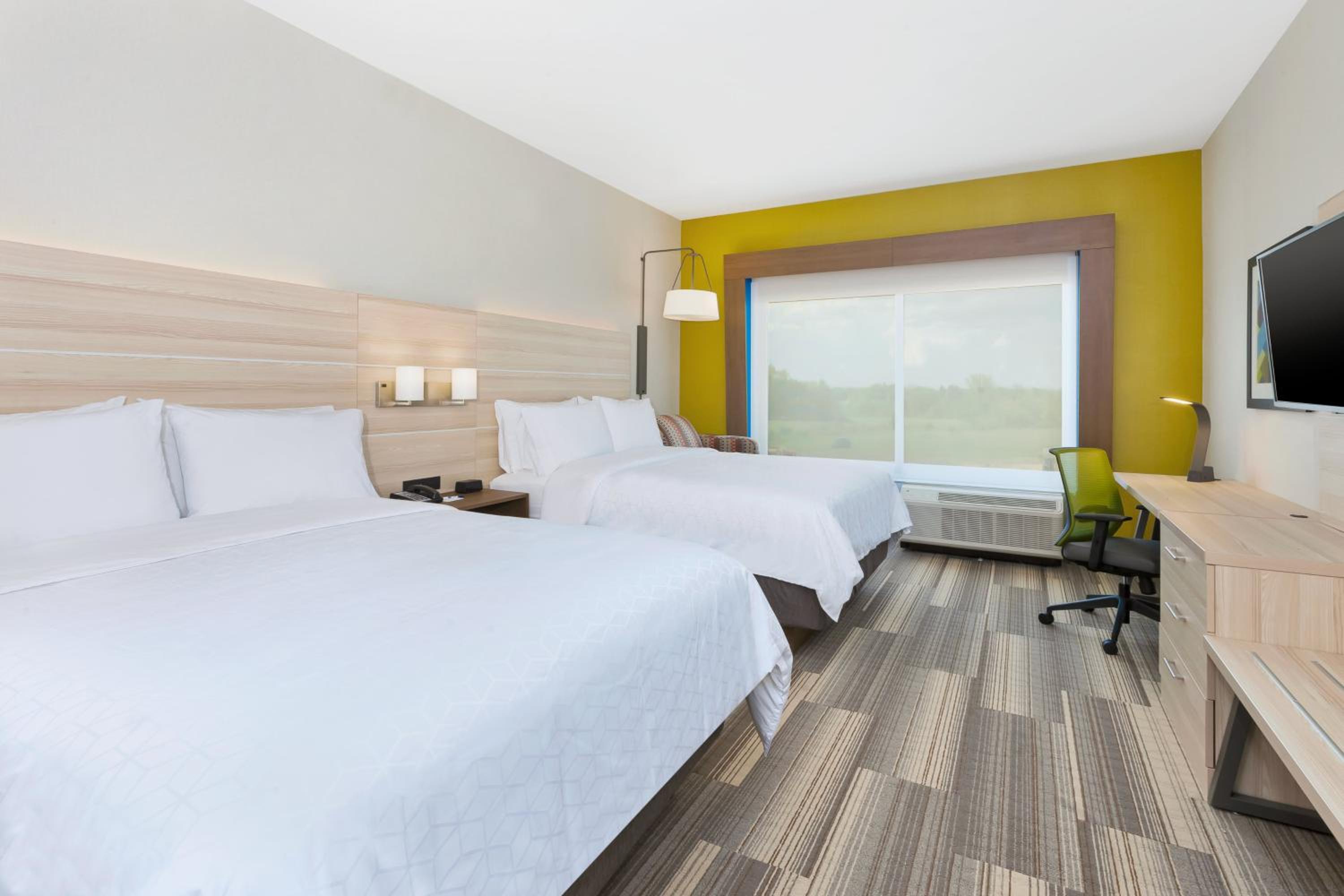 غرفة قياسية بسرير كوين مع أريكة، Holiday Inn Express Suites Grand Rapids Airport South 4/9