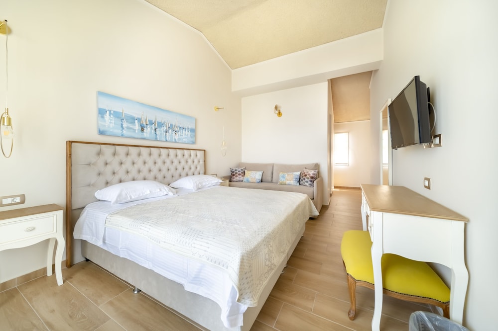 Junior Suite, King Bed, Garden View, Sofa