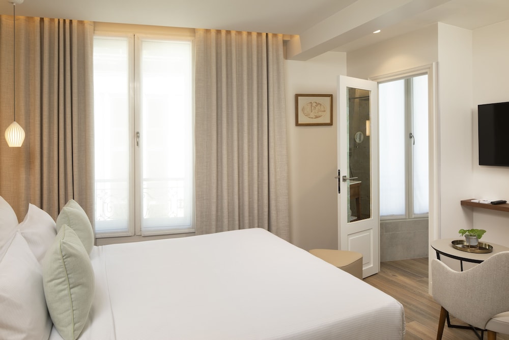 DELUXE, DOUBLE OR TWIN BED