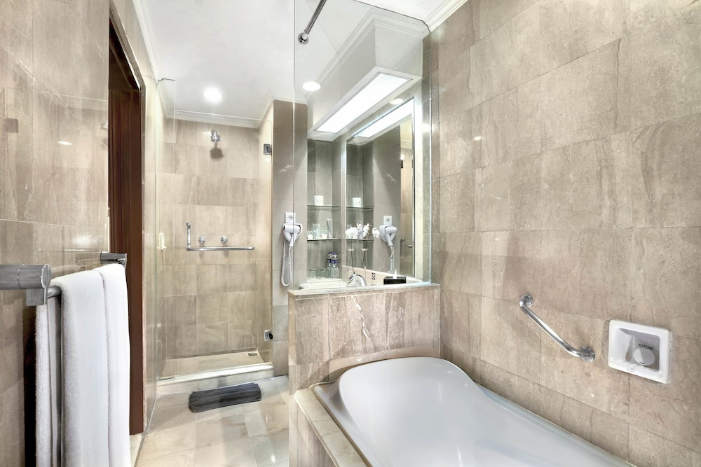 Aston Tropicana Hotel Bandung 12/69