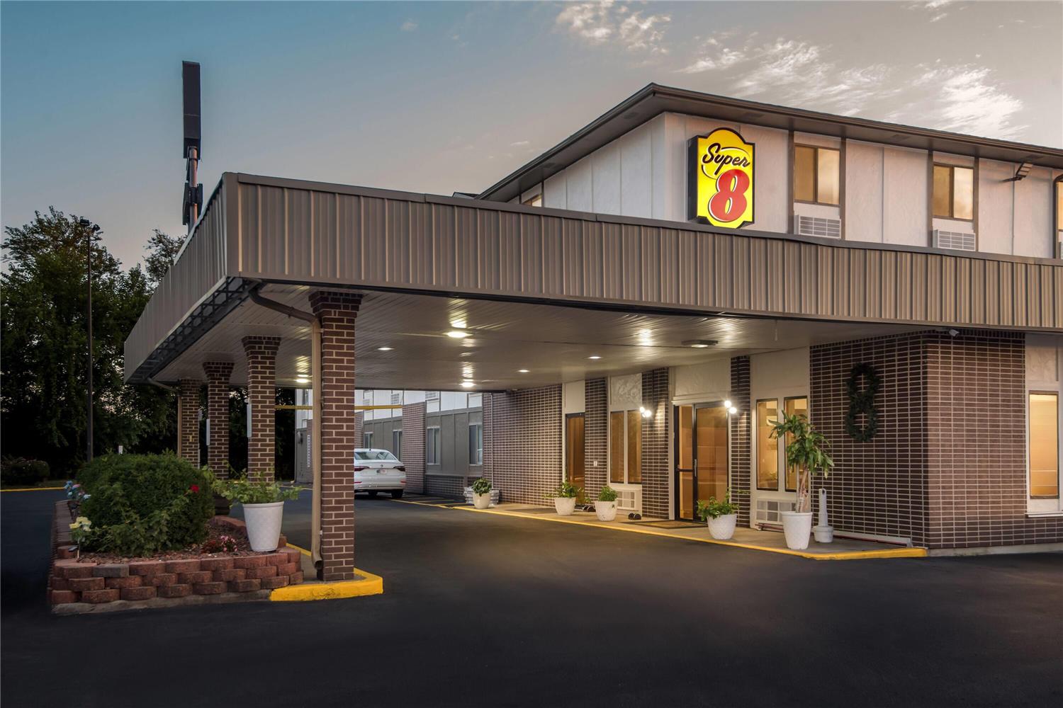 Super 8 By Wyndham Terre Haute 3/22