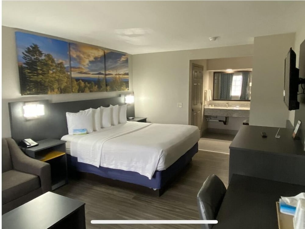 غرفة قياسية بسرير كينج للمدخنين، Days Inn by Wyndham Ruston LA 4/7