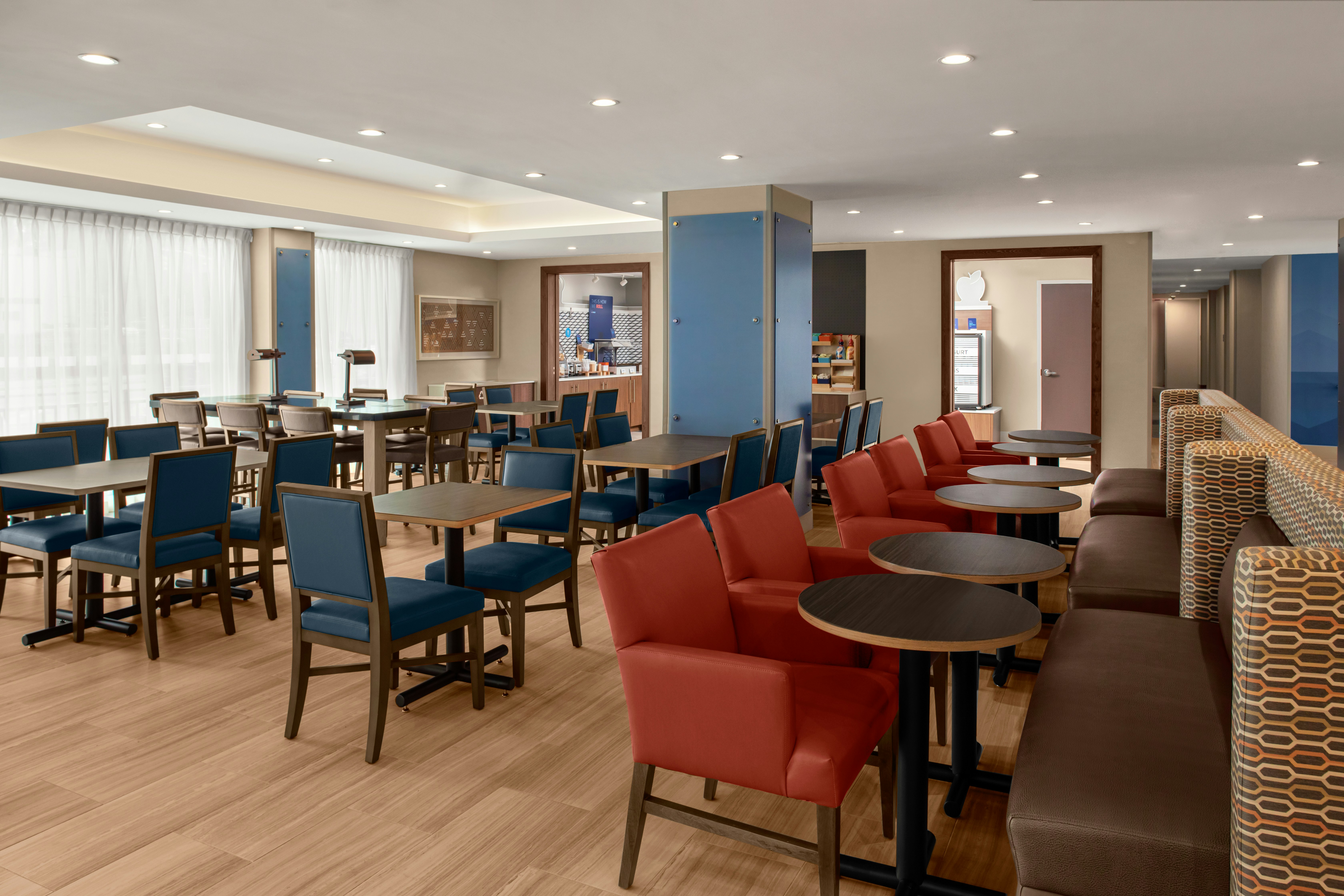 Holiday Inn Express & Suites Woodside LaGuardia Airport 26/30
