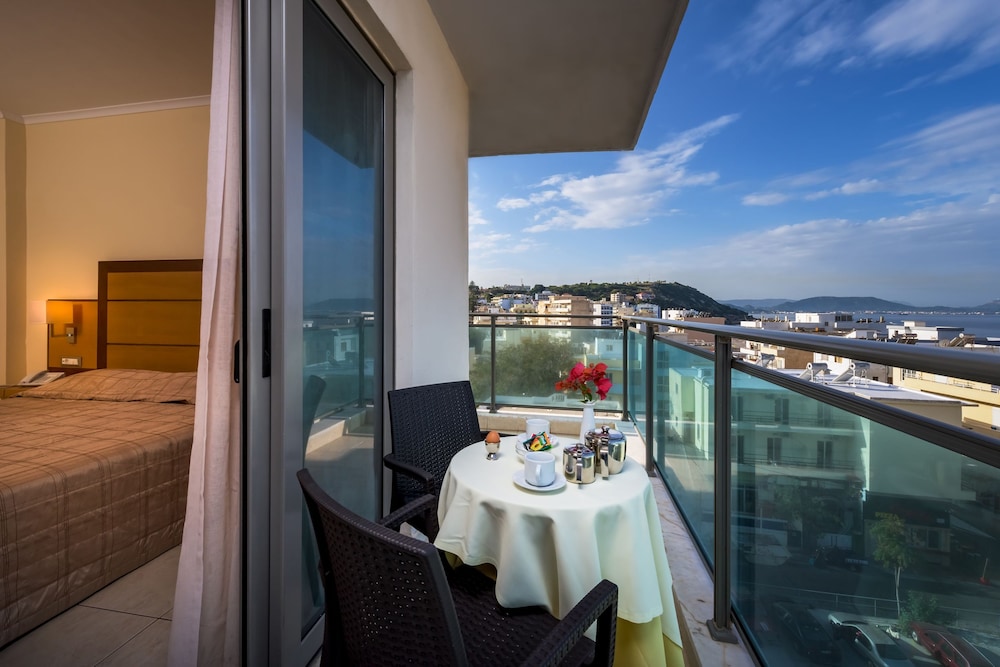 Manousos City Hotel 50/50