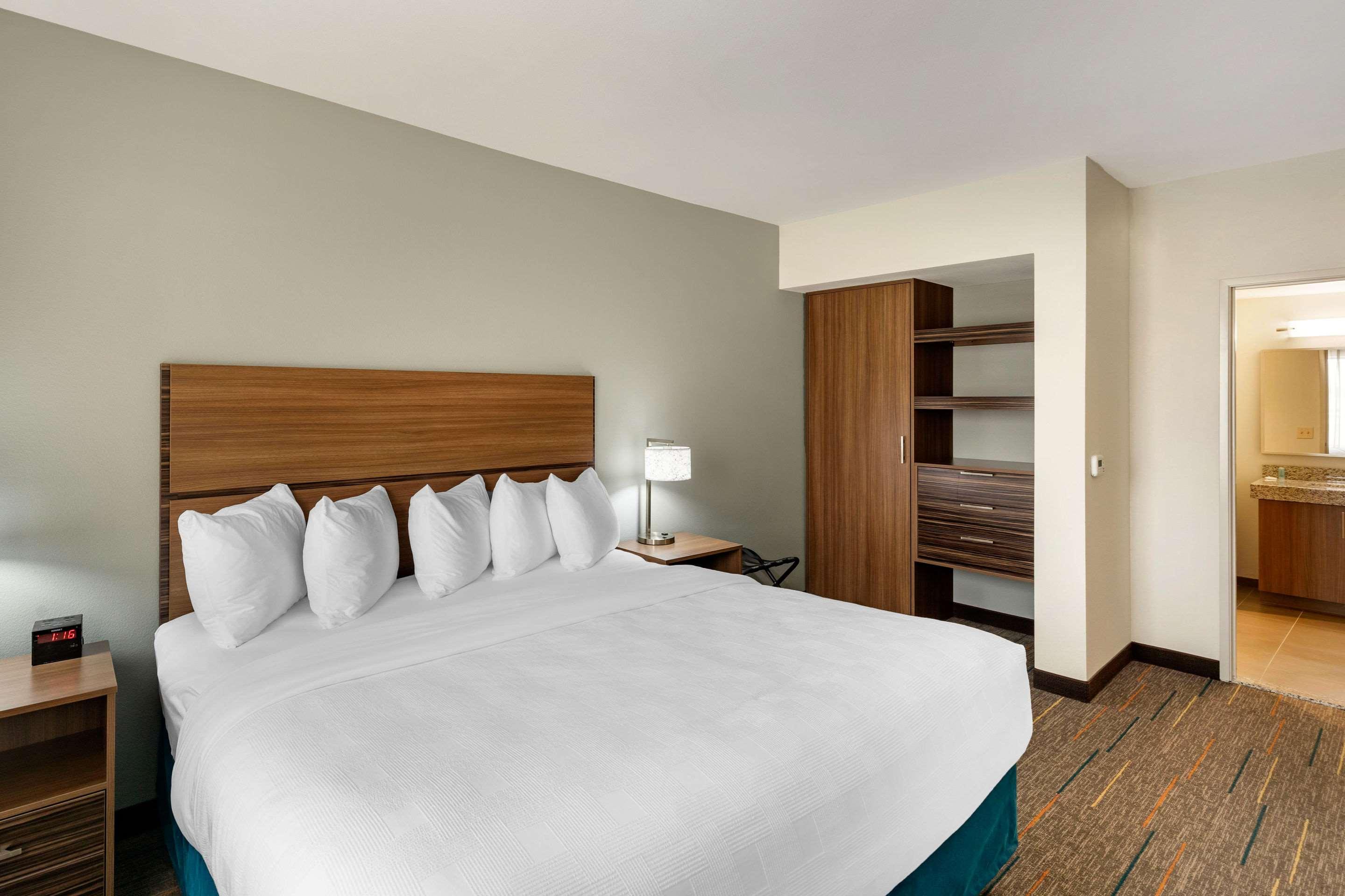 Efficiency, Suite, King Bed