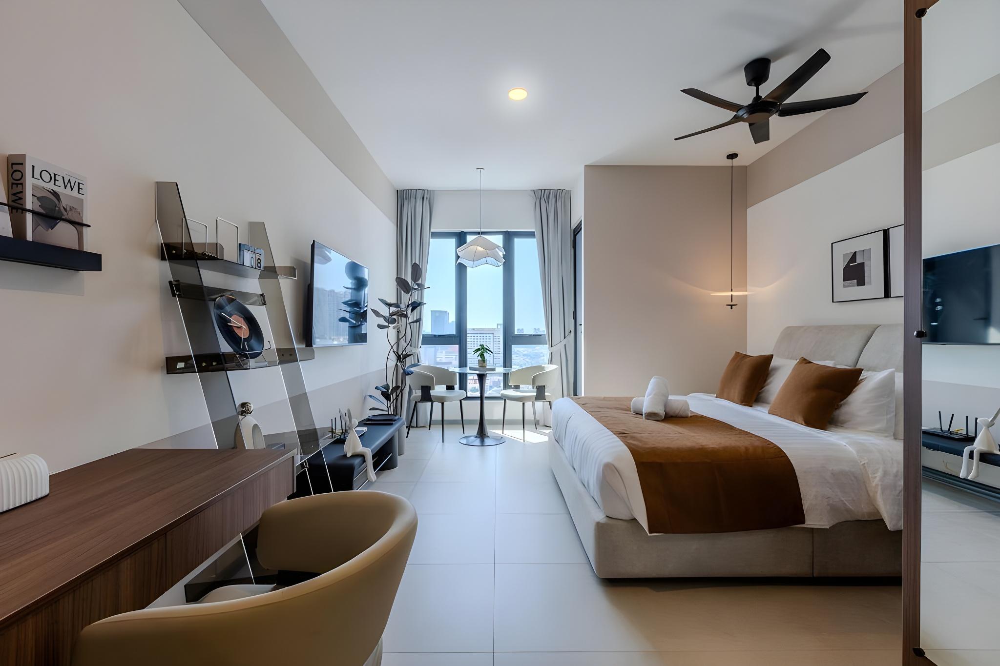 Studio, King Bed