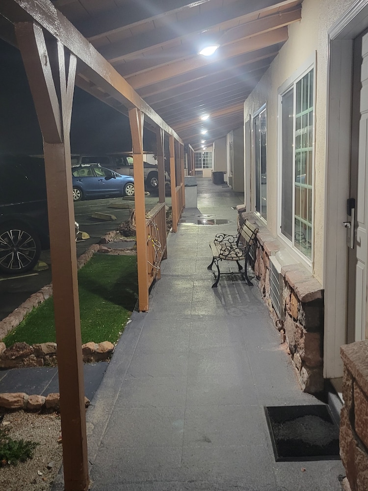 Townhouse Motel 46/57