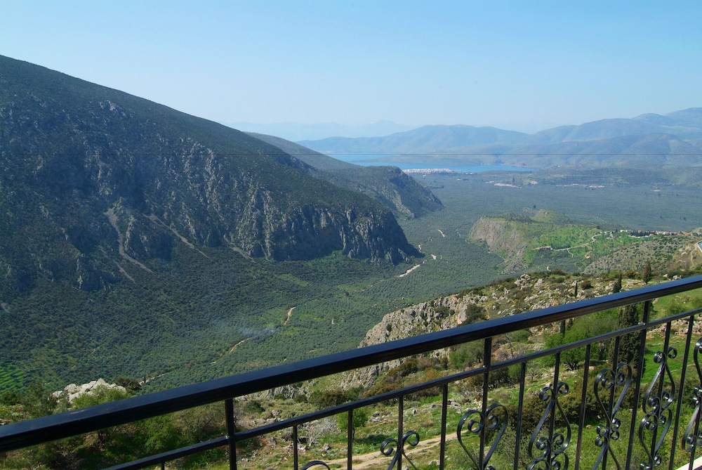 Acropole Delphi Hotel 66/73