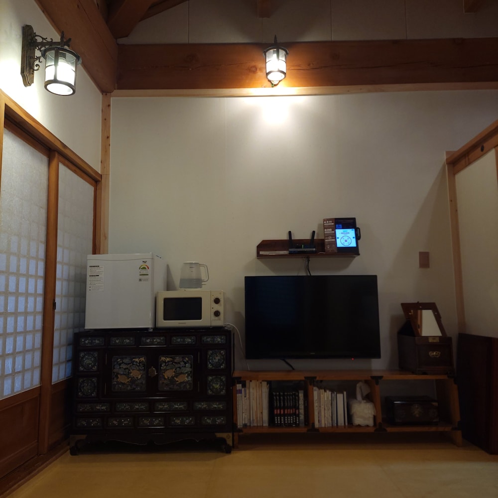 Hanok Hyeyum 24/50