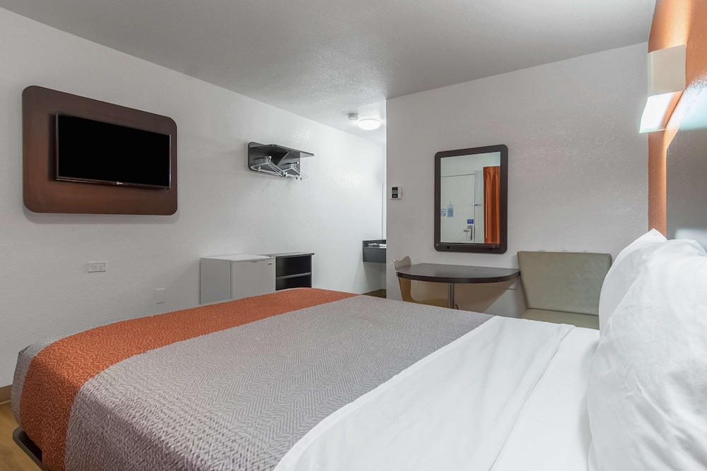 Motel6 Bakersfield, CA - Central 24/44