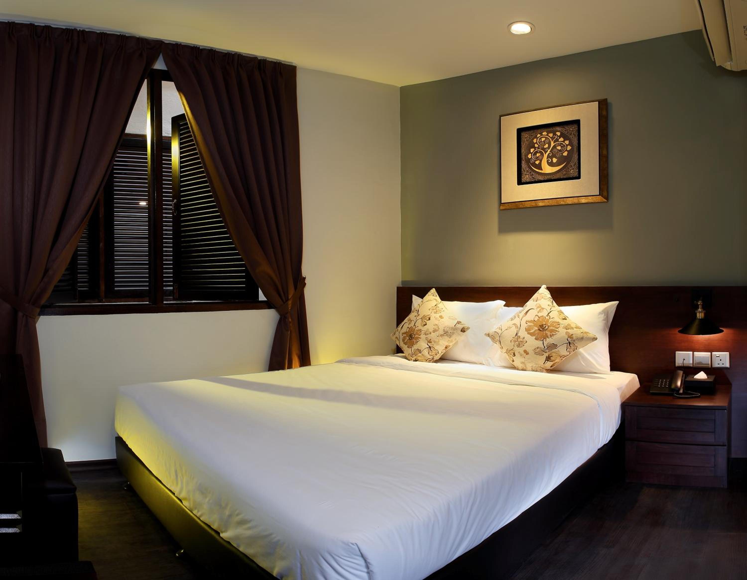 Standard, Queen Bed