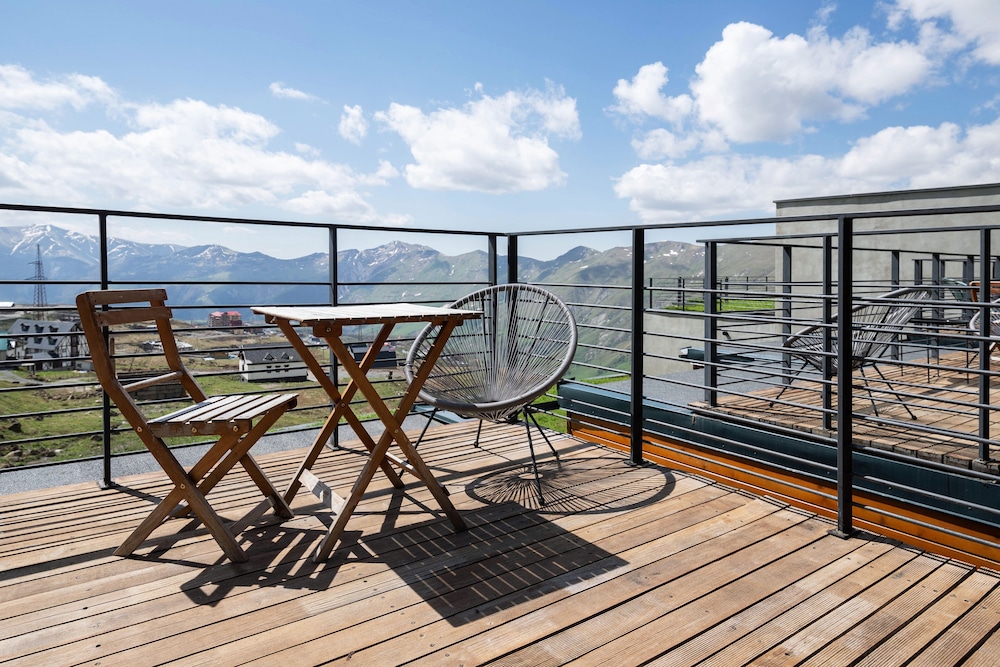 Quadrum Ski & Yoga Resort 64/68