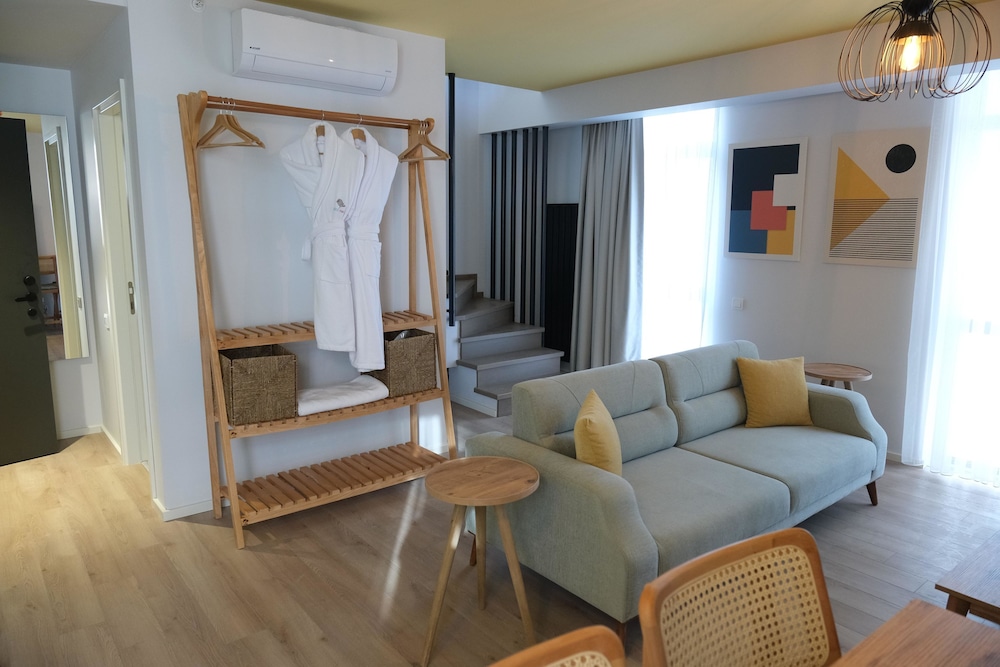 Bird Nest Suites 27/47