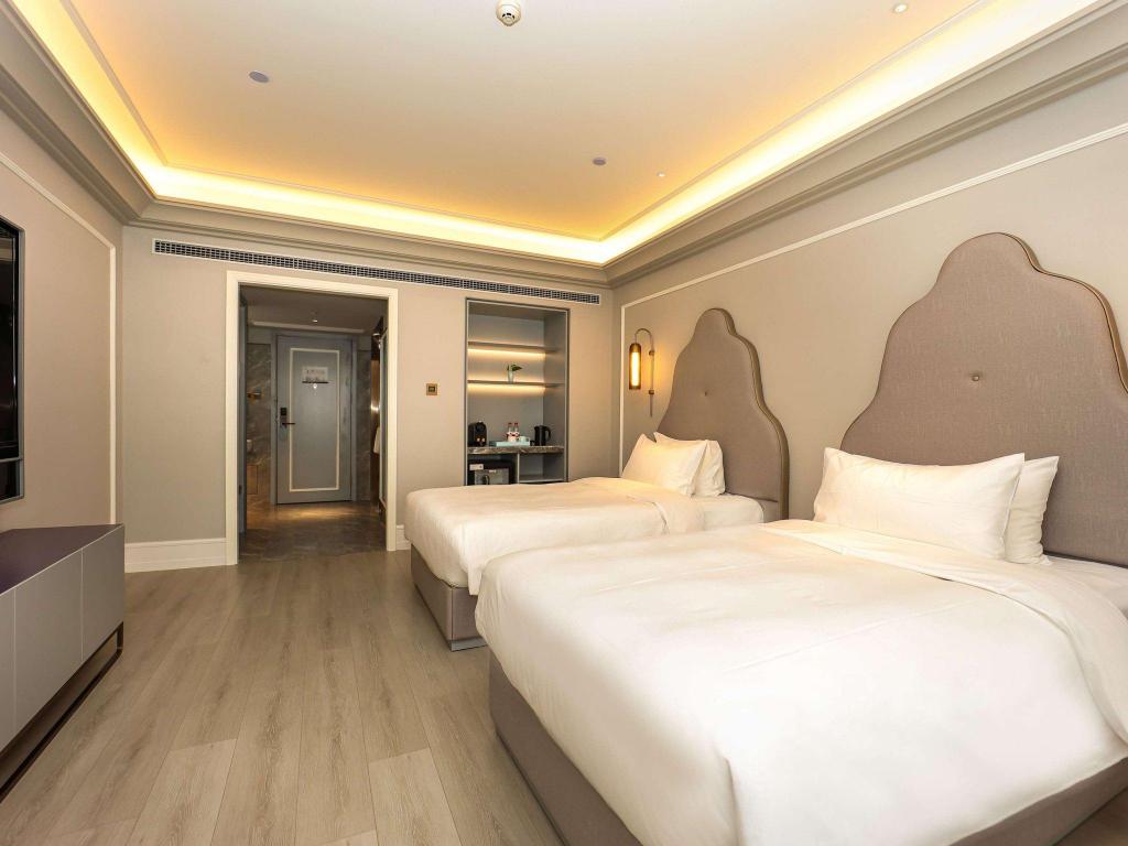 PRIVILEGE, TWIN BEDS