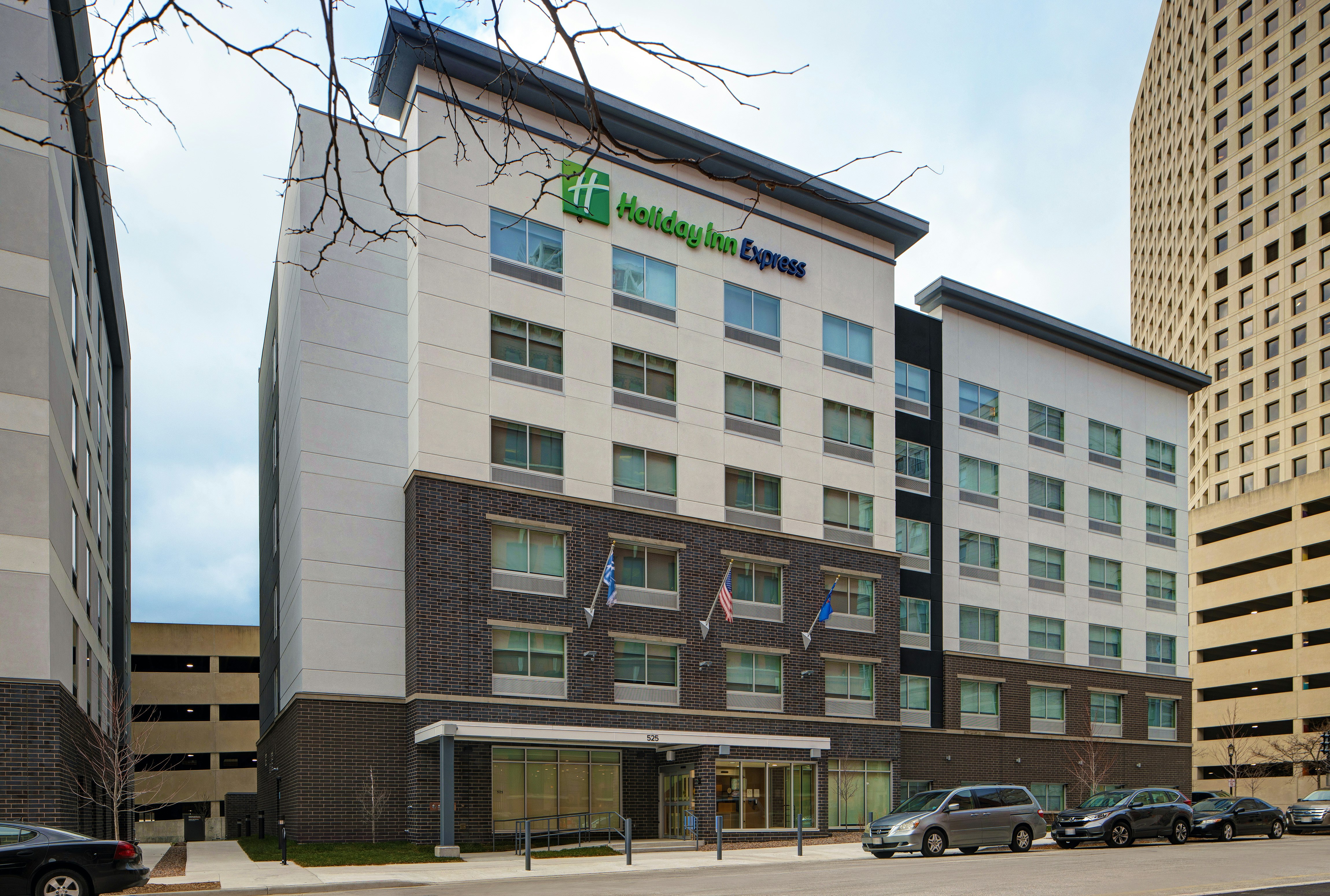 Holiday Inn Express Milwaukee Downtown 3/25