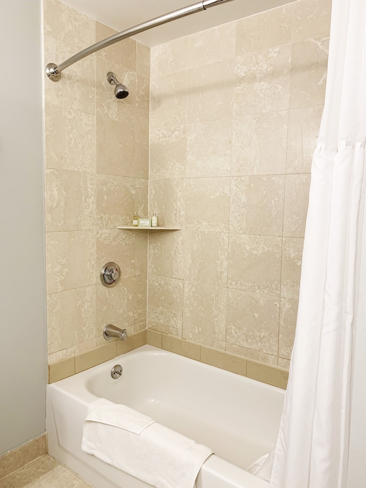 Waters Edge Resort Spa 48/50