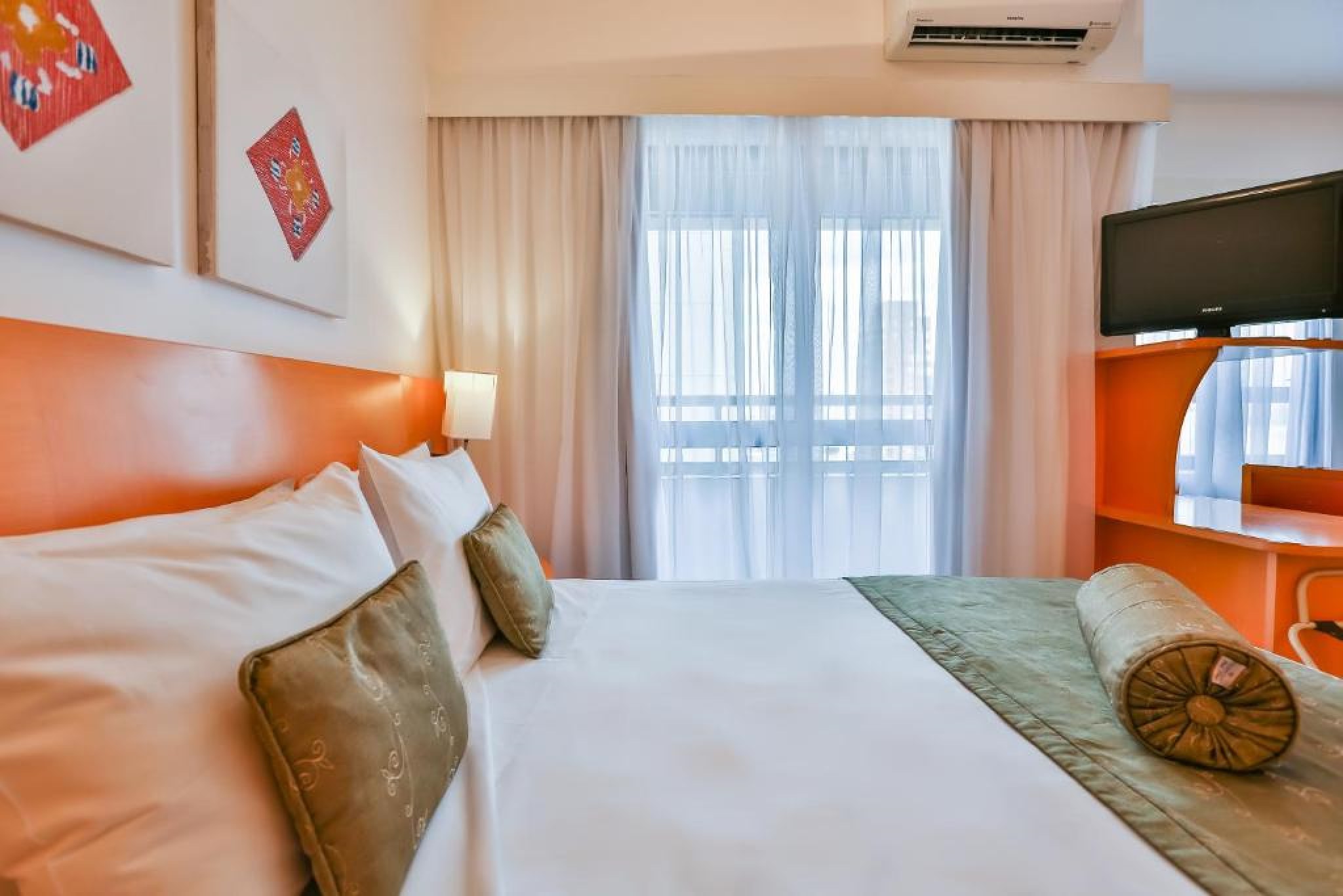 STANDARD, QUEEN BED
