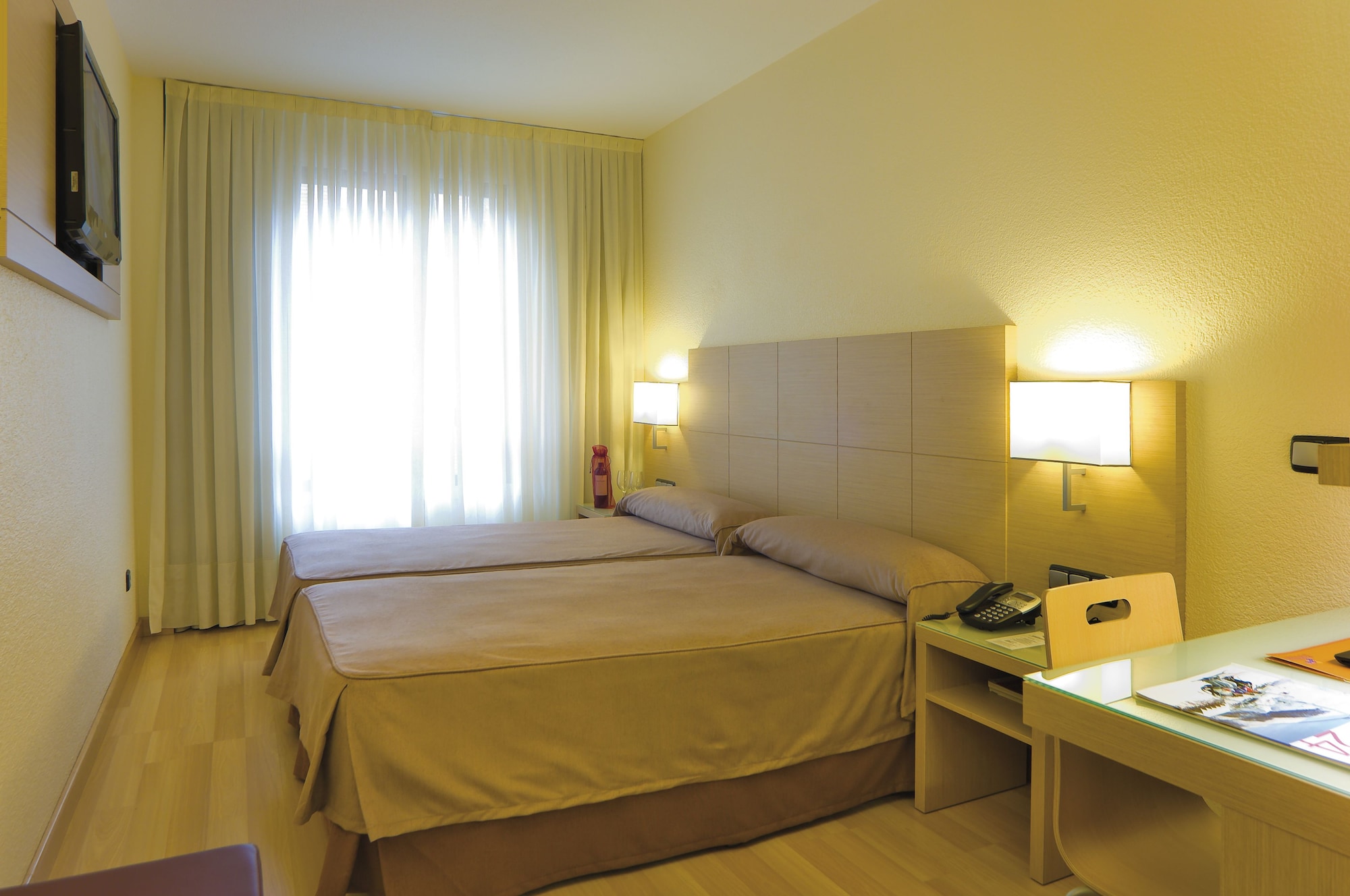 Standard, Twin Beds or Single Bed، Condes de Haro 2/9